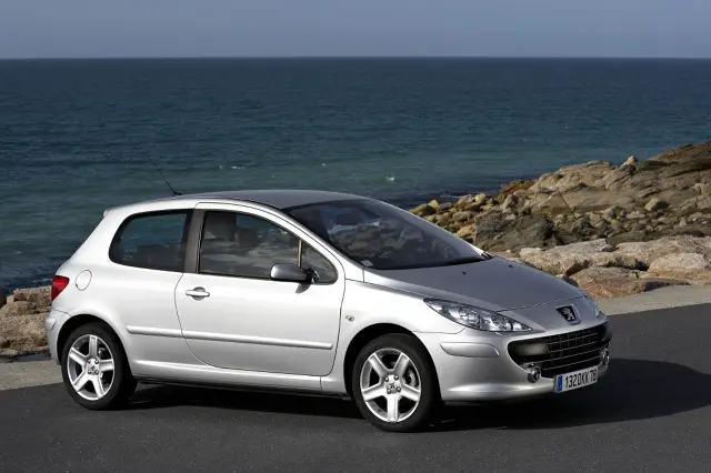 Peugeot 307 (2005-2006) - caja de fusibles y relés