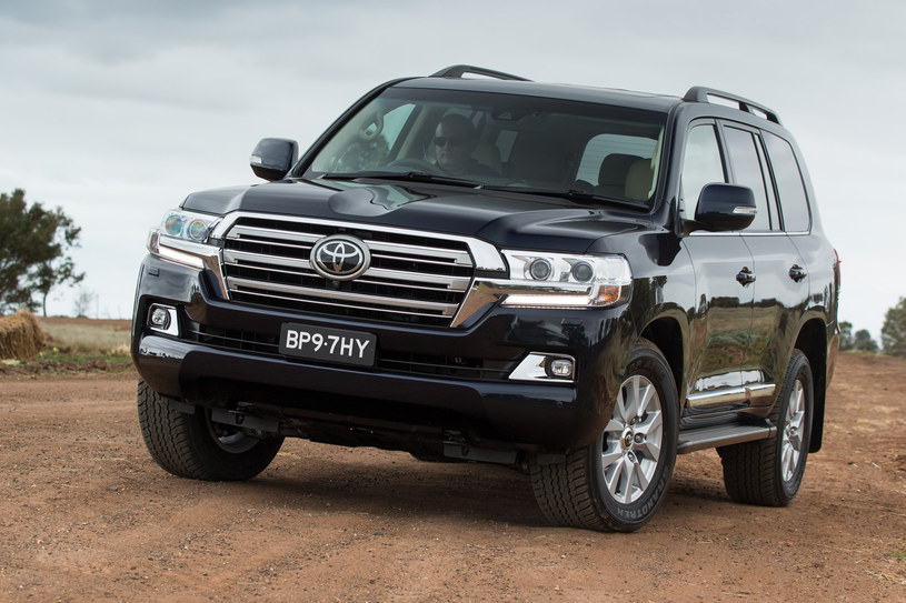 Toyota Land Cruiser 200 J200 V8 (2014-2018) - caja de fusibles y relés