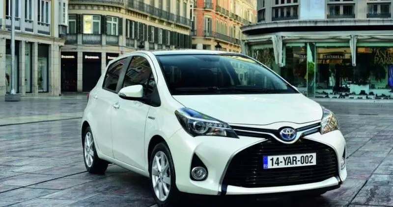 Toyota Yaris Hybrid (2012-2016) - caja de fusibles
