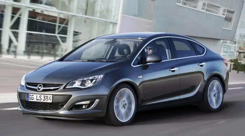 Opel Astra J (2014-2018) - Caja de fusibles