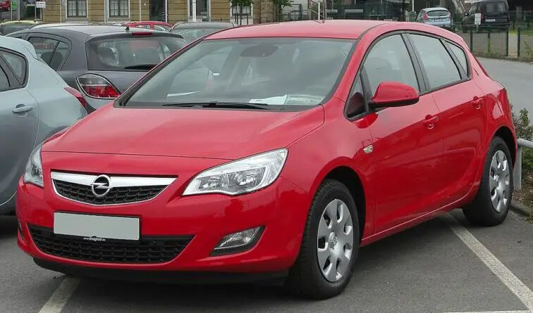 Opel Astra J (2013) - caja de fusibles
