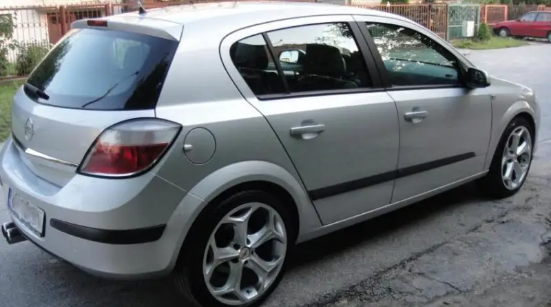 Opel Astra H (2010-2014) - Caja de fusibles