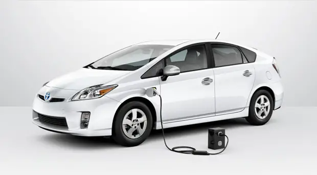 Toyota Prius Plug-in Hybrid (2010) - caja de fusibles
